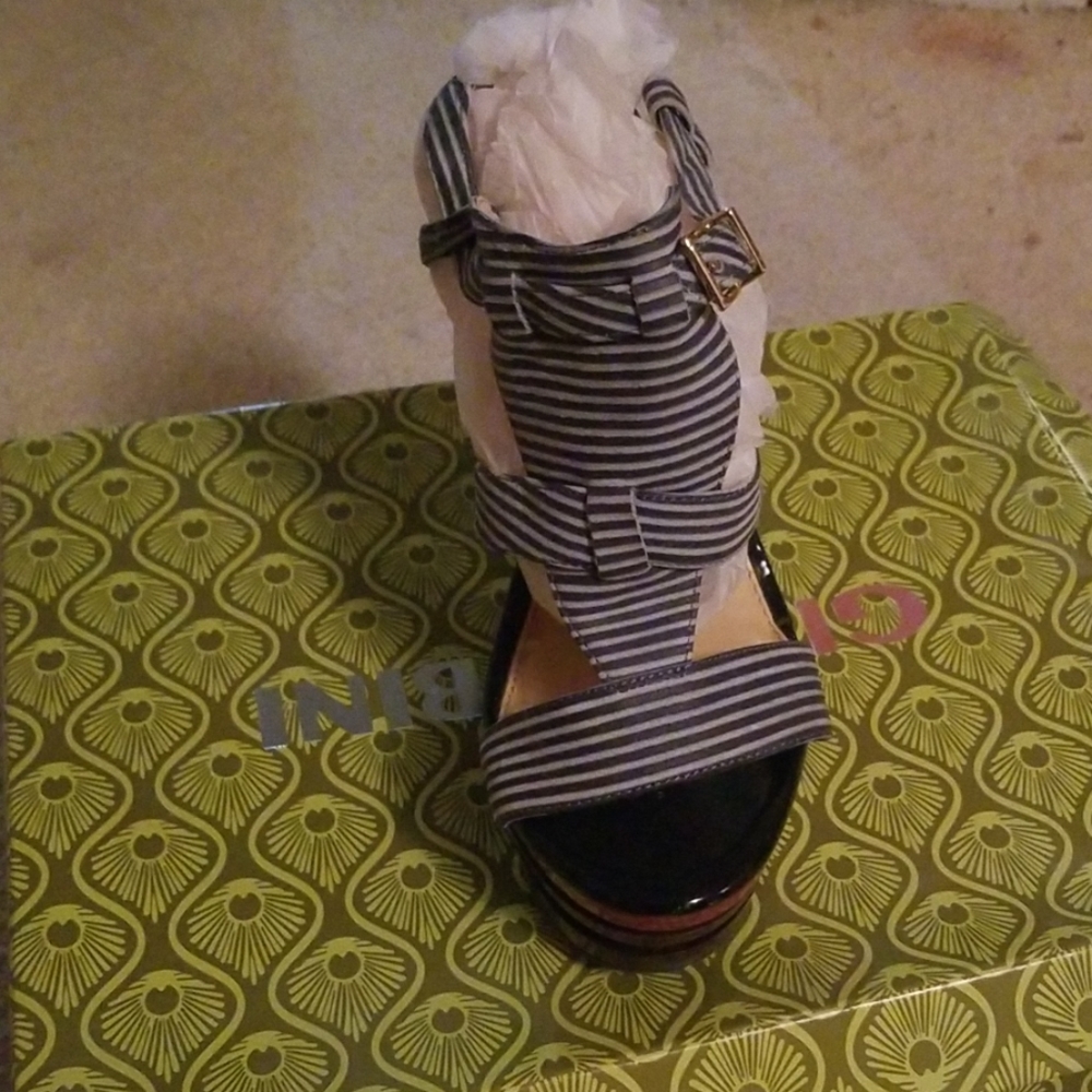 Sandals - Picture 2 of 4